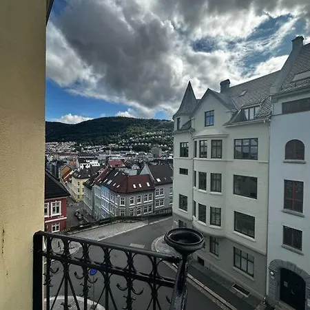 Ralekker Byleilighet. Solrik Balkong Lejlighed